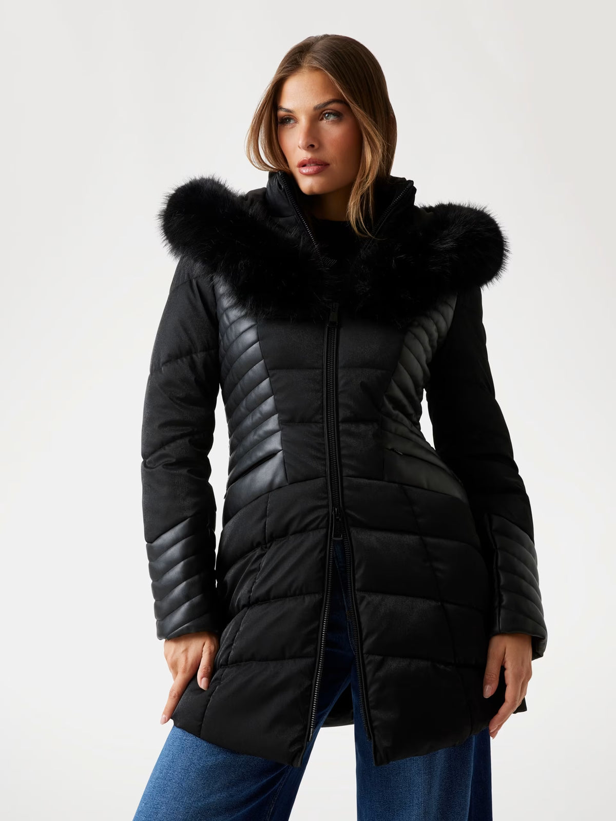 Chaqueta acolchada con capucha de piel sintética