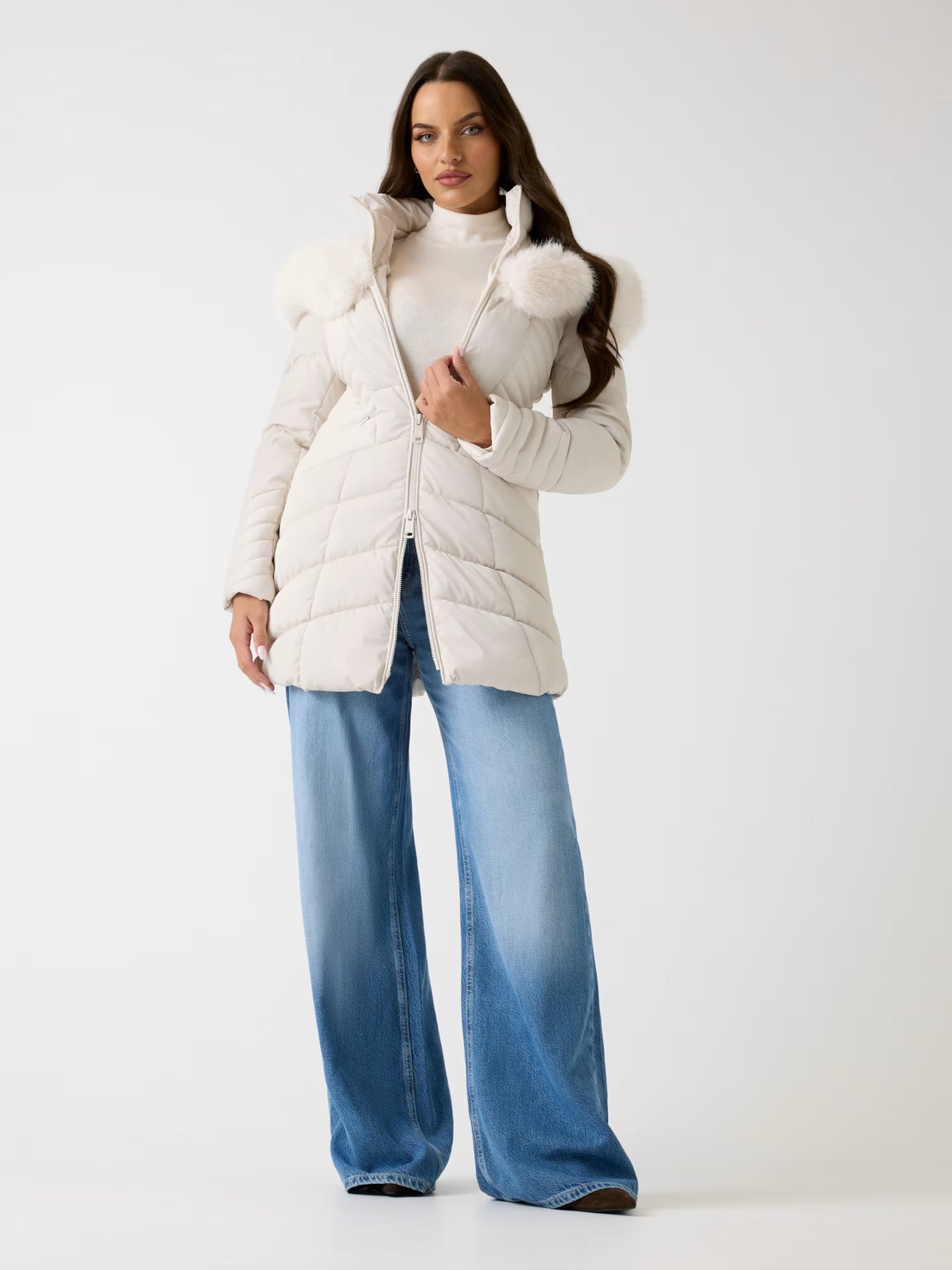 Chaqueta acolchada con capucha de piel sintética