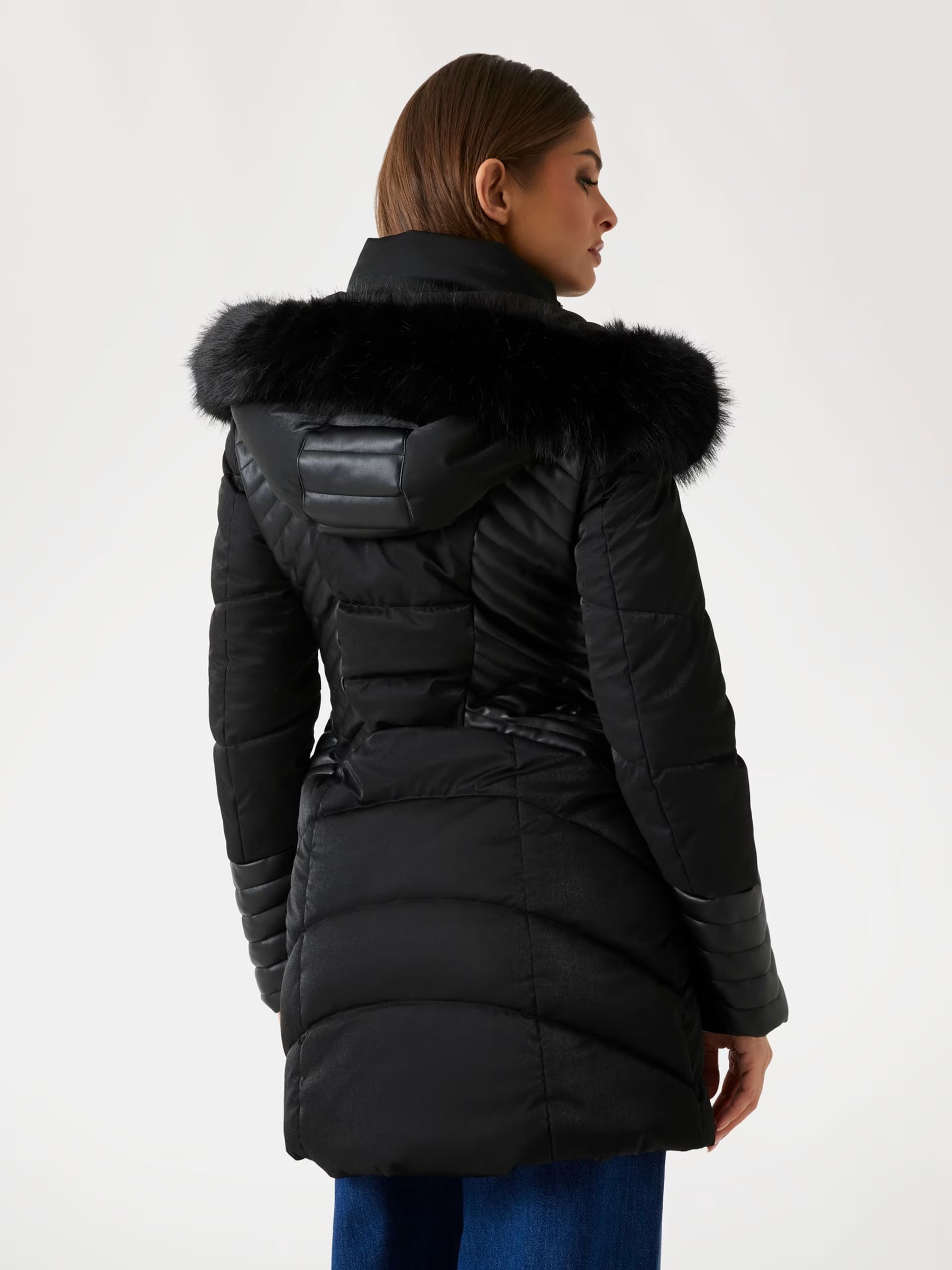 Chaqueta acolchada con capucha de piel sintética