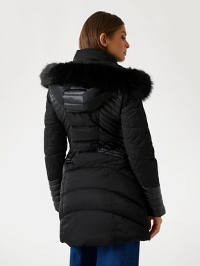 Chaqueta acolchada con capucha de piel sintética