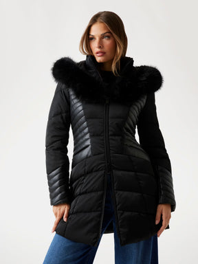 Chaqueta acolchada con capucha de piel sintética