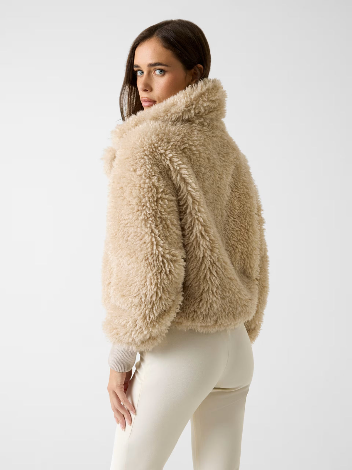 Chaqueta corta de piel sintética